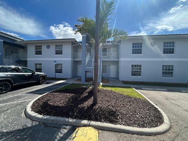 8424 Bernwood Cove Loop in Ft. Myers, FL - Foto de edificio - Building Photo