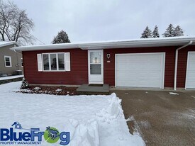 646 Woodlawn Dr in Manitowoc, WI - Building Photo