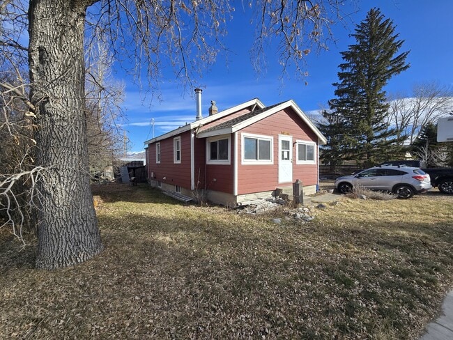 property at 417 E Tamarack St