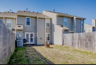 3813 Lamplighter Ct in Portsmouth, VA - Foto de edificio - Building Photo