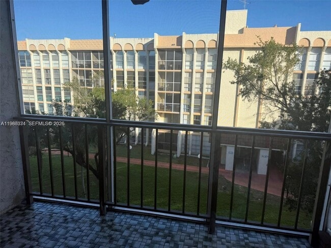 801 Three Islands Boulevard in Hallandale Beach, FL - Foto de edificio - Building Photo