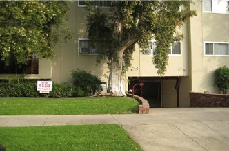 924 N Alfred St in West Hollywood, CA - Building Photo - Building Photo