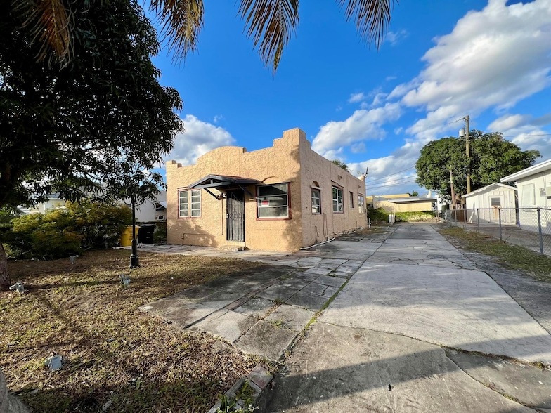 419 Barnett St, Unit B-19 in West Palm Beach, FL - Building Photo