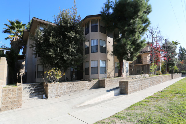 2935 Montrose Ave in La Crescenta, CA - Building Photo - Building Photo