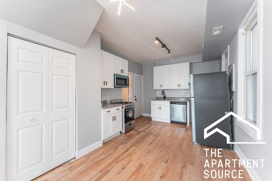 1624 W Beach Ave in Chicago, IL - Building Photo