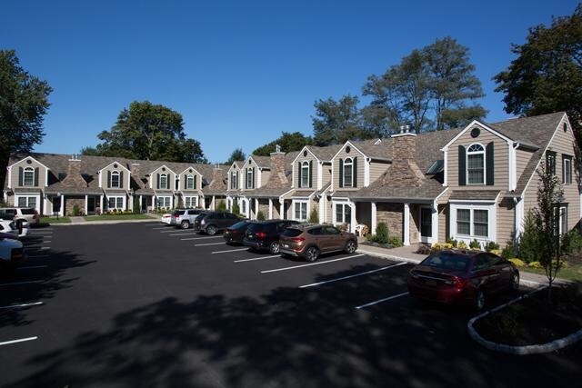 Fairfield Townhouses At Amityville Village in Amityville, NY - Building Photo - Building Photo