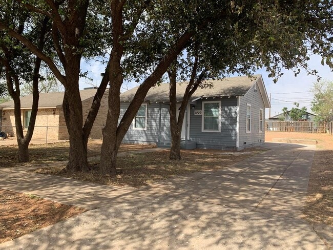 property at 1909 N Hancock Ave
