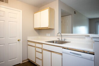 Landings & Villas of Hickory in Hickory, NC - Foto de edificio - Interior Photo