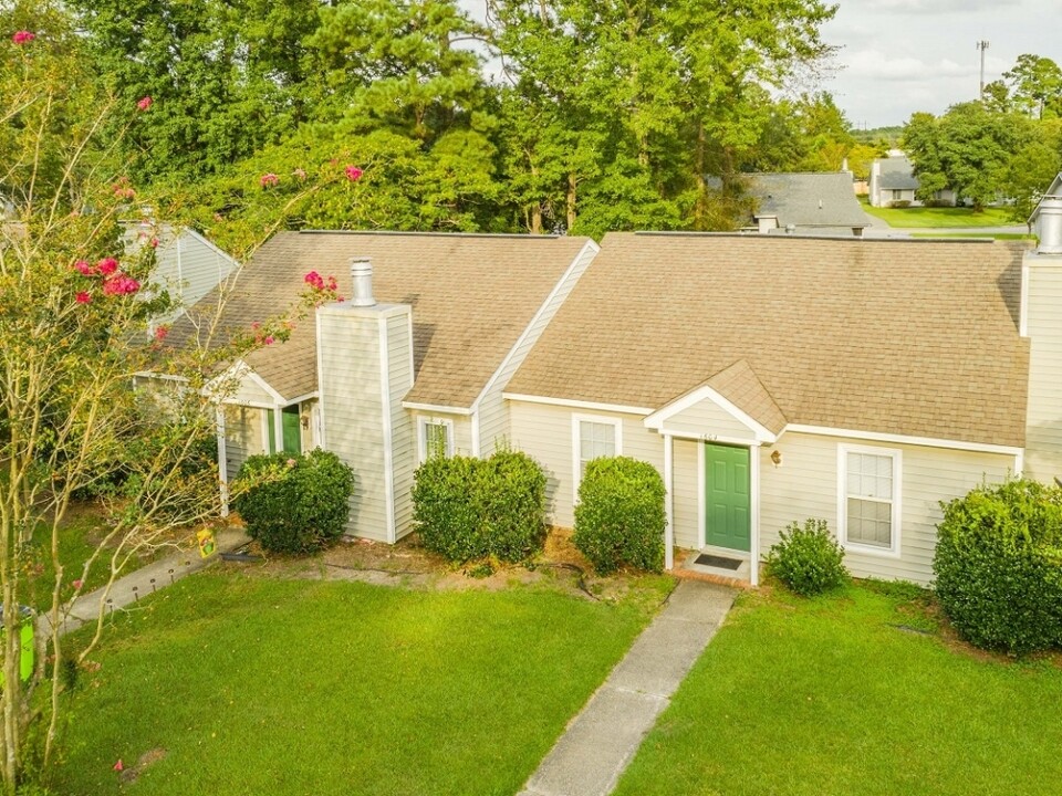 Queens Court in New Bern, NC - Building Photo