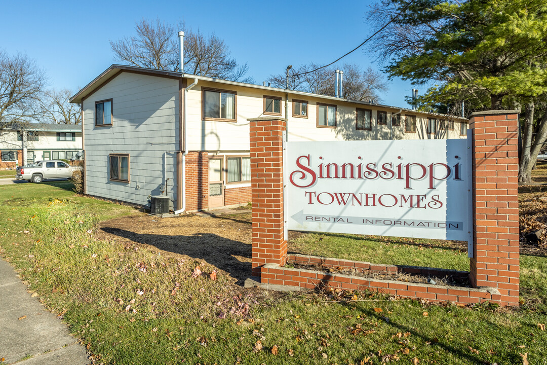 Sinnissippi Townhomes in Sterling, IL - Building Photo