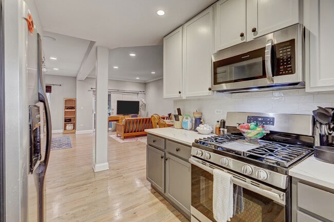 6620 N Ashland Ave in Chicago, IL - Building Photo - Building Photo