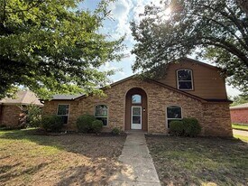 5501 Whisper Glen Dr in Arlington, TX - Building Photo