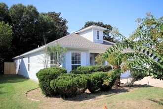 2394 Marina Dr in Fort Walton Beach, FL - Foto de edificio - Building Photo