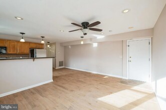 5037 Call Pl SE, Unit Apt 202 in Washington, DC - Foto de edificio - Building Photo