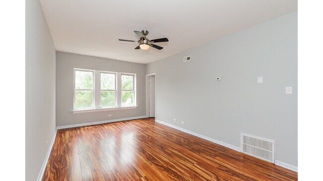 4502 W Fullerton Ave-Unit -2 in Chicago, IL - Building Photo - Building Photo