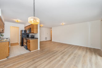 70 Harristown Rd, Unit 6 in Fair Lawn, NJ - Building Photo - Building Photo