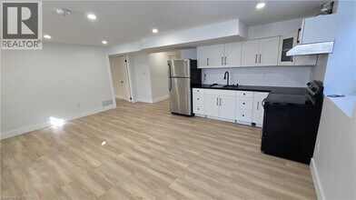 7266 SIlver Creek Cir in London, ON - Building Photo - Building Photo