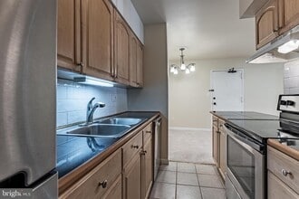 5898 Surrey Hill Pl Unit H in Springfield, VA - Building Photo - Building Photo
