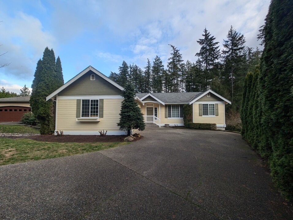 7330 McCormick Woods Dr SW in Port Orchard, WA - Foto de edificio