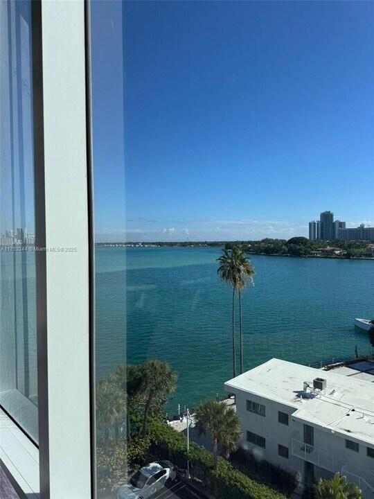 10350 W Bay Harbor Dr, Unit 7D in Bay Harbor Islands, FL - Foto de edificio