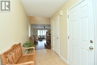 47 Plum Tree Ln in Grimsby, ON - Building Photo - Building Photo