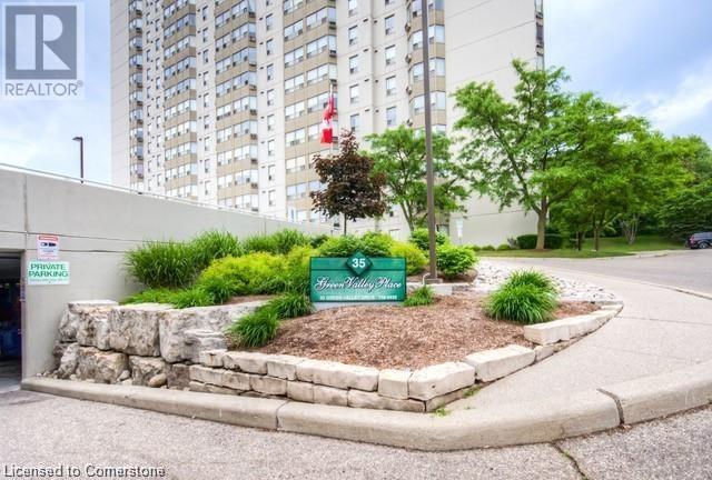 35 Green Valley Dr in Kitchener, ON - Building Photo - Building Photo