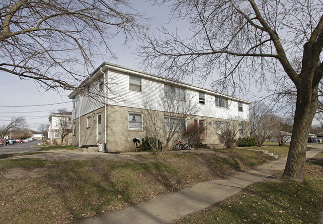 1934 S Grand Ave in Waukesha, WI - Foto de edificio - Building Photo