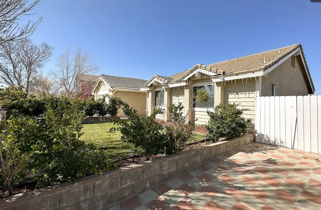 38659 Angele Trumpet Ct in Palmdale, CA - Building Photo