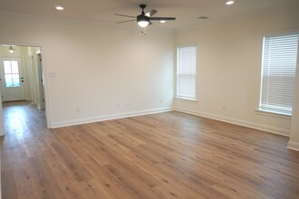 102 Fearless Ave in Youngsville, LA - Foto de edificio - Building Photo