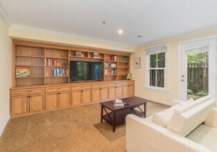 2310 N Van Buren Ct in Arlington, VA - Building Photo - Building Photo