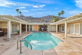 1425 Vía Soledad in Palm Springs, CA - Foto de edificio - Building Photo