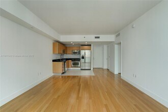 950 Brickell Bay Dr, Unit 3008 in Miami, FL - Building Photo - Building Photo