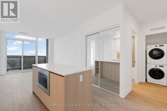 8188 Yonge St in Vaughan, ON - Building Photo - Building Photo