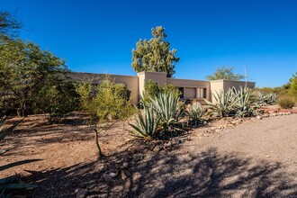 5723 N Camino Del Conde in Tucson, AZ - Foto de edificio - Building Photo