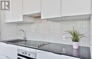 5 St Joseph St in Toronto, ON - Building Photo