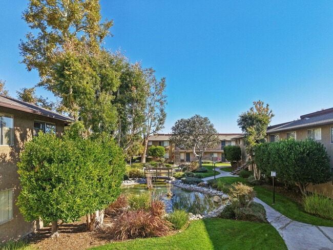 Casa Sierra Apartment Homes in Riverside, CA - Foto de edificio - Building Photo
