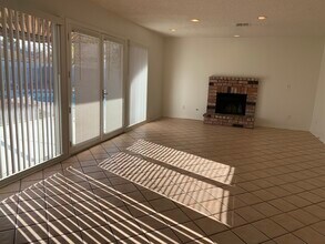 5957 Mirror Lake Dr in Las Vegas, NV - Building Photo - Building Photo