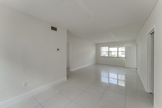 160 S Shore Dr in Miami Beach, FL - Building Photo - Interior Photo