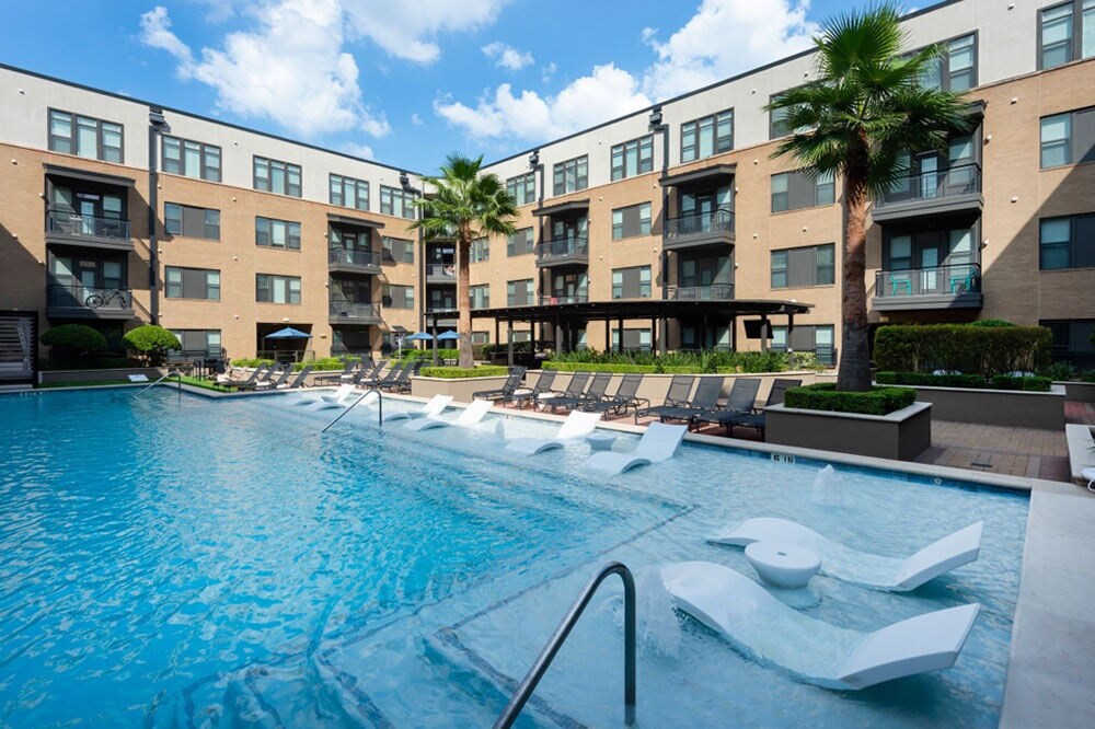 The Briscoe River Oaks in Houston, TX - Building Photo