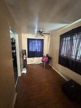 622 W York Ave in Flint, MI - Foto de edificio - Building Photo