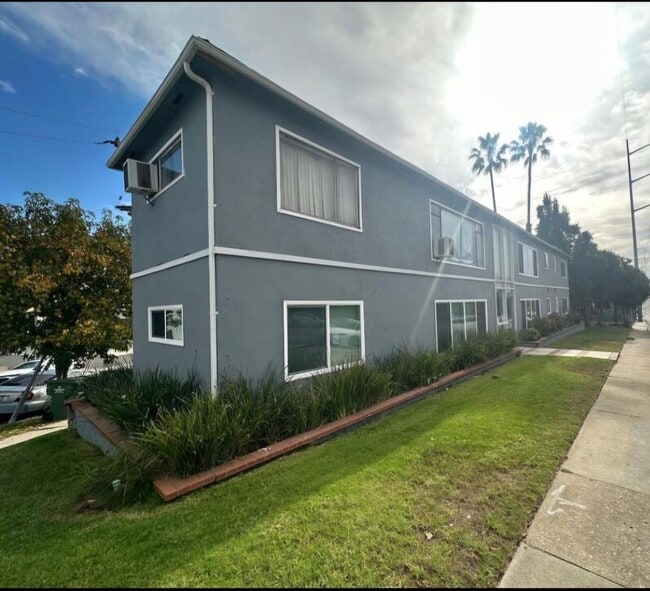 7102 S La Cienega Blvd, Unit 4