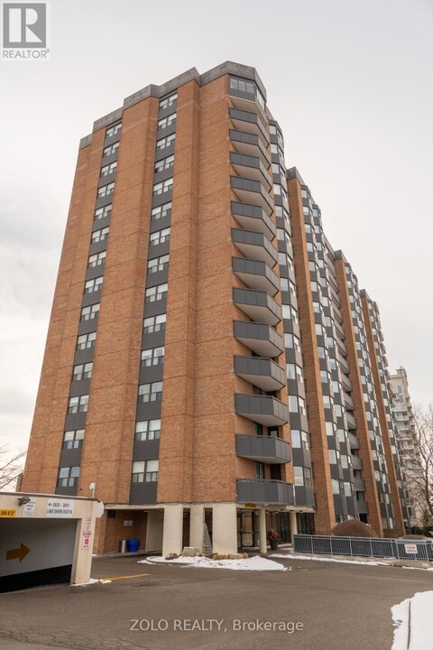 3845-3845 Lake Shore Blvd W in Toronto, ON - Building Photo