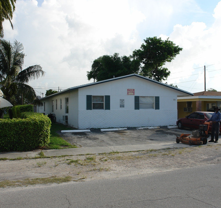 211 SW 22nd St in Fort Lauderdale, FL - Foto de edificio