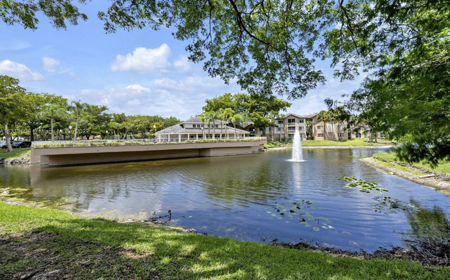 9833 Westview Dr, Unit 323 in Coral Springs, FL - Foto de edificio - Building Photo