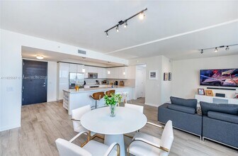 999 SW 1st Ave in Miami, FL - Building Photo - Building Photo