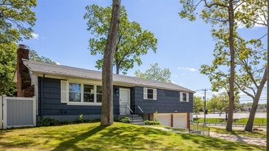 7 Arlington Rd in Ronkonkoma, NY - Building Photo - Building Photo