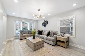 5347 W Gladys Ave, Unit 12 in Chicago, IL - Building Photo - Building Photo