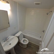 724 E Crawford St in Clay Center, KS - Foto de edificio - Building Photo