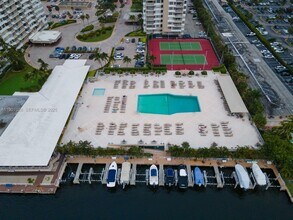 1965 S Ocean Dr in Hallandale Beach, FL - Foto de edificio - Building Photo