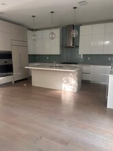 8231 NW 48th St in Doral, FL - Foto de edificio - Building Photo